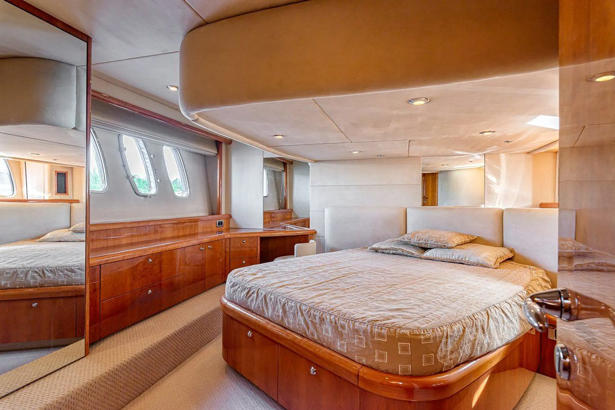 Аренда яхты Sunseeker Predator 50 в Москве - мастер каютя